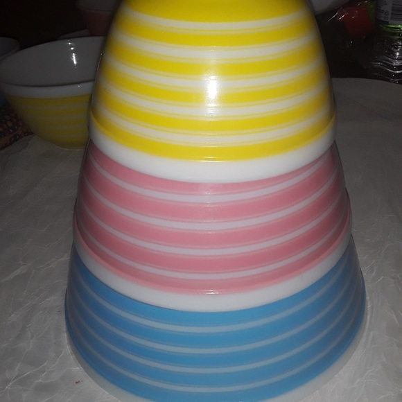 Vintage PYREX RAINBOW CANDY-STRIPED Nesting Mixing Bowls. - Picture 5 of 13